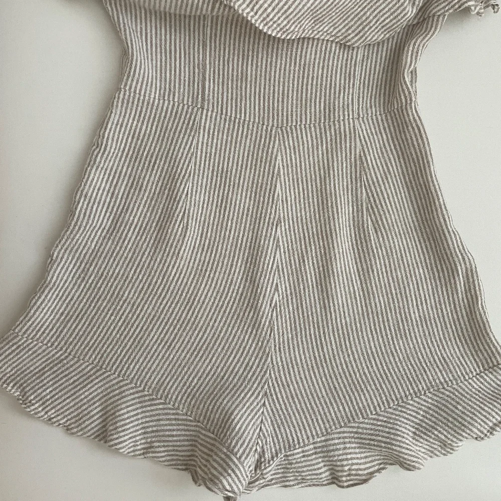 INTERMIX Linen Blended Pinstriped Beige/Cream, One Shoulder Ruffle Romper, Small - Picture 16 of 16